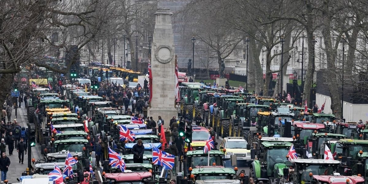 🚨 FARMERS RISE UP—TOLD TO ‘LEAVE TRACTORS AT HOME’ OR FACE ARREST! 🚨

🔴 The war on British farmers is here. In a shocking move, police have threatened to ARREST farmers who bring their tractors to protest Rachel Reeves’ devastating tax raid on UK agriculture.
🔴 The message is