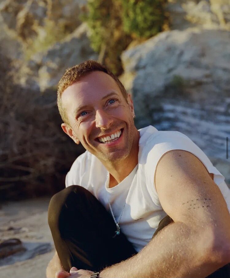 __Dartin's tweet photo. Happy Birthday to our fav Chris Martin! Hope this year is full of love and happiness ❤️ Keep dancing and singing your heart out 🥰🥰 we love you 😘 #HappyBirthdayChrisMartin https://t.co/1m1WsKg5rJ