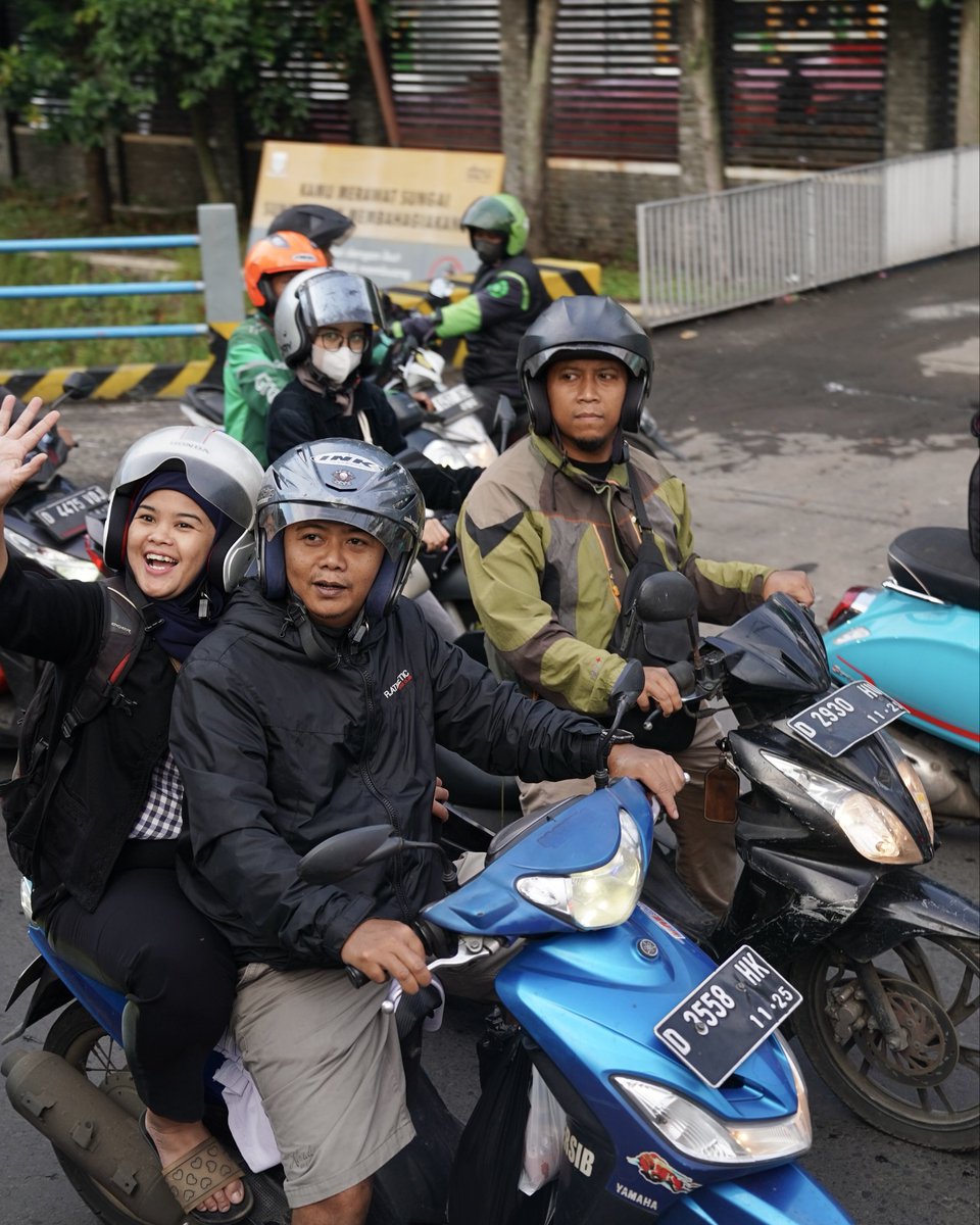 BANDUNG MENGGELEGAAR!!
Ratusan Masyarakat di Bandung menikmati joyride Maung MV3
Sesaat setelah penyerahan resmi 700 unit kendaraan operasional Maung MV3, Saya sebagai Stafsus Menhan, Sekjen Kemhan, Letjen TNI Tri Budi Utomo, secara resmi melepas Kirab Ranops Maung MV3 di