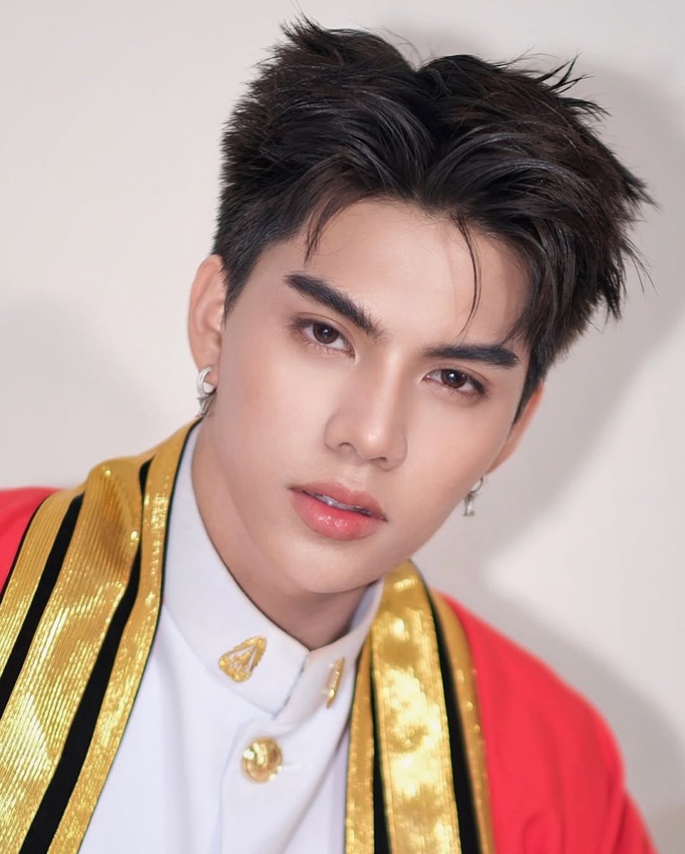 FortftsOfficial's tweet photo. {25.03.01} ozsila_makeup IG Update

ขอบคุณเบื้องหลังความหล่อของพี่บัณฑิตในวันงานสำคัญค้าบ 😊🙏🏻

@fort_fts #FortFTS #ComeFortZon #BabyFeat #AboutefFortGraduatedDDay https://t.co/GwvWjjFD2R