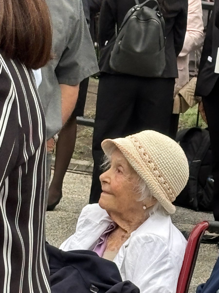 Ayer le saqué esta foto a Belela Herrera. La mejor de nosotros. Su presencia diminuta sigue generando seguridad, paz. Es sinónimo de “derechos humanos”. Nos hace bien verla y que esté allí con su mirada buena e inteligente.