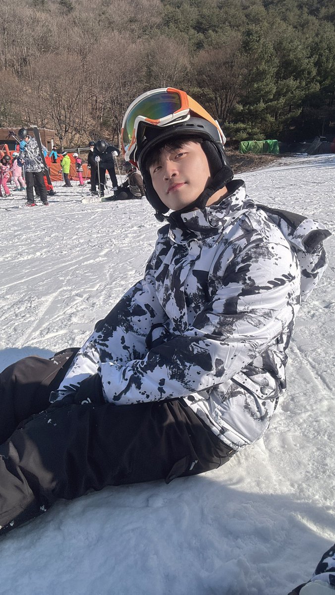 太久沒出現

所以補個韓國滑雪照

最近忙到不行所以真的沒時間看抱歉了

訊息我儘量回 沒辦法一次回完哦

不過沒有禮貌的 一直追問有的沒有的 我會不想回哦😅