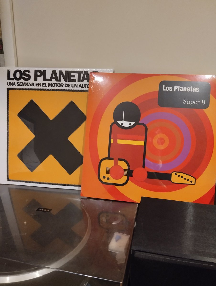 SiAltera's tweet image. Aunque los tengo en Cd me he dado el lujo de comprarlos en vinilo. Y digo lujo porque creo que un poco abusan. Pero es que aparte de la música son dos portadones #aylanostalgiaotravezlanostalgia #losplanetas