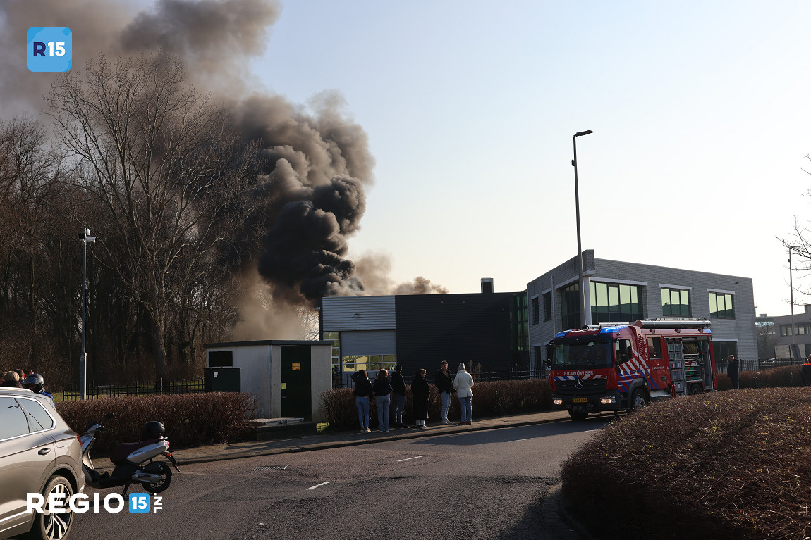 Forse brand in bedrijfspand aan de Aartsdijkweg Maasdijk