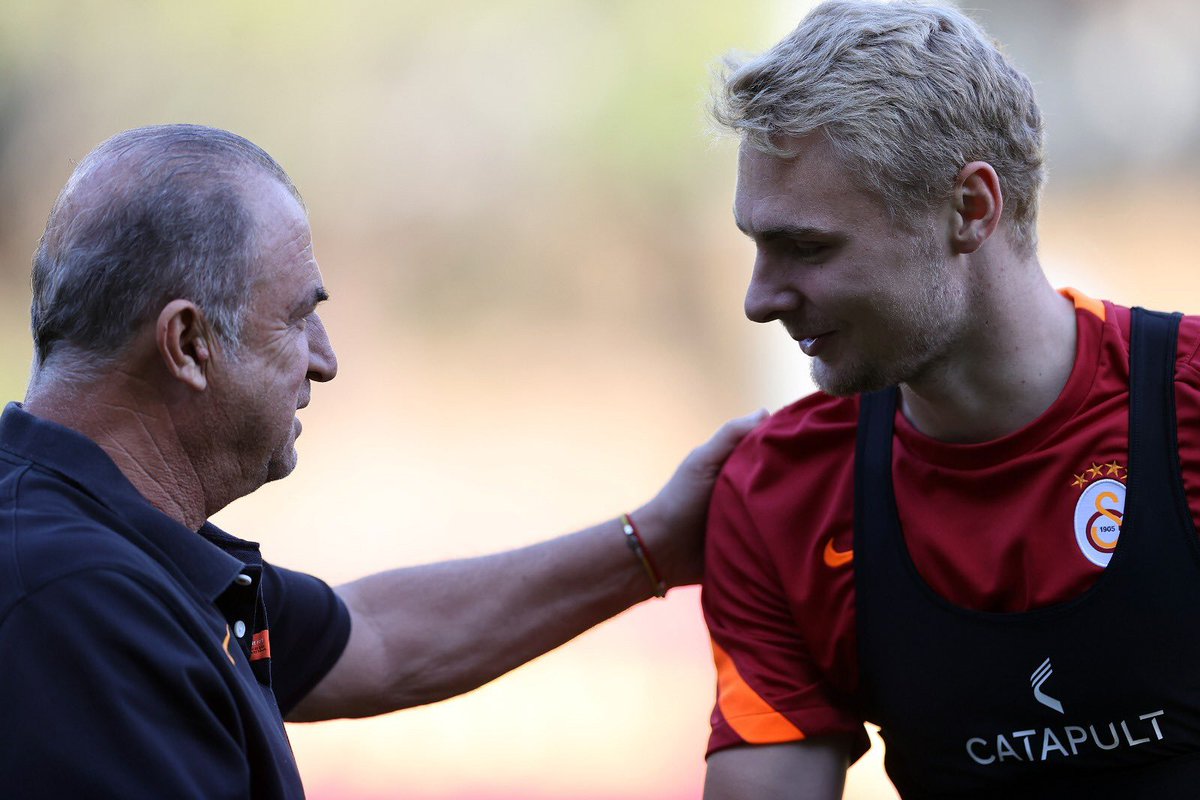 Elinde Nellson gibi oyuncu var sen bu oyuncunu gönderip hiç bir halta yaramayan oyuncuya 8milyon€ para vererek getiriyorsun. 

KİMLERİN CEBİNE BU TRANSFERDEN PARA GİRDİYSE HEPSİ HESAP VERSİN.