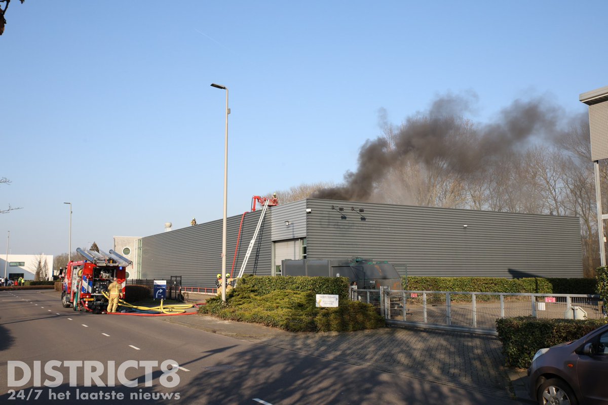 Middelbrand aan de Aartsdijkweg in Maasdijk