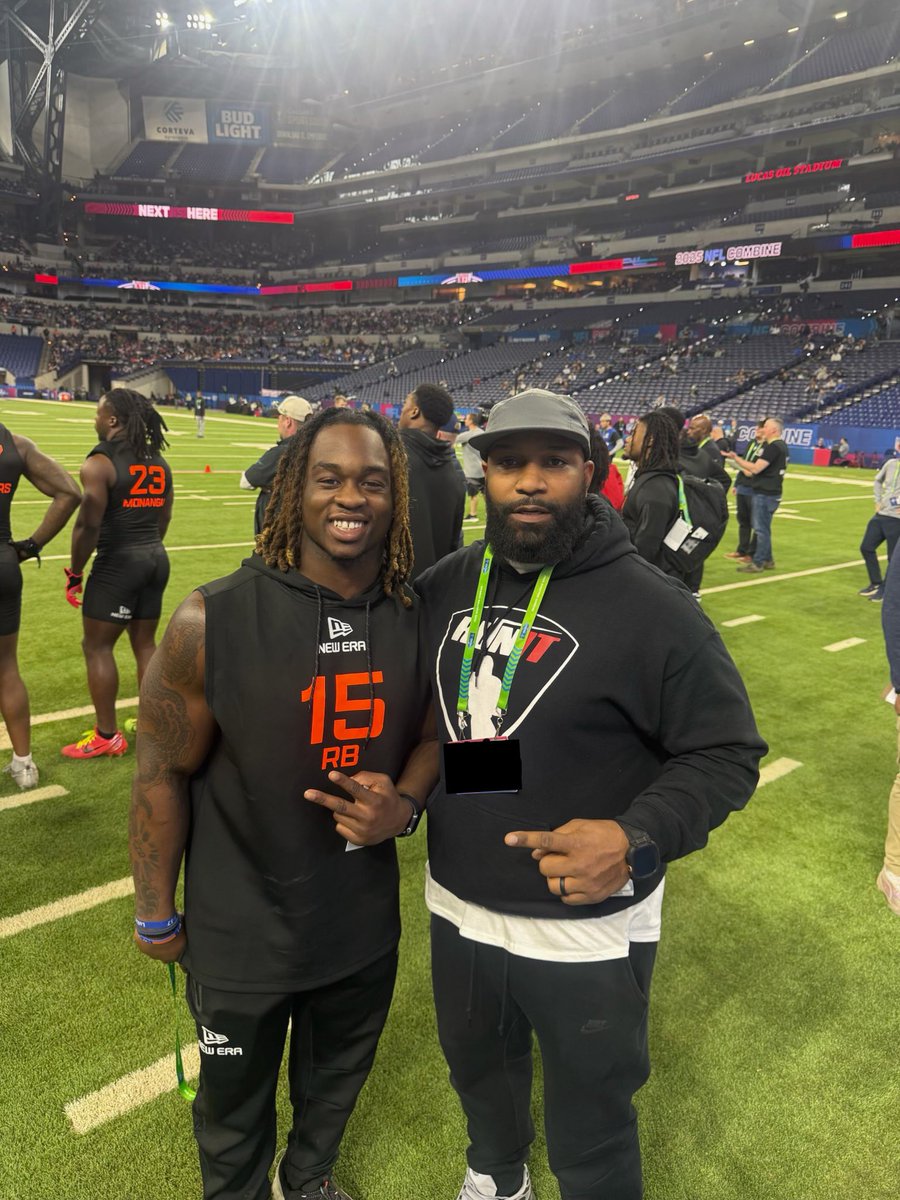 arlenharris_'s tweet image. Well wishes on your journey champ. We’ll build again @AshtonJeanty2 

Photo Cred: @49TRich (16 Pro Max 😉)

Heisman 🏆Winner in my house 🤷🏾‍♂️ #runit #boisestate #runningback #nflcombine