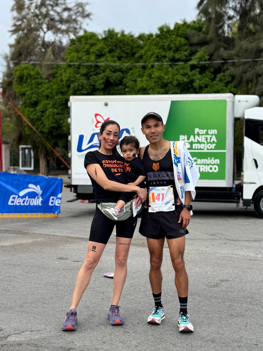 Correr un maratón es mucho más que llegar a la meta, es un viaje de disciplina, esfuerzo y pasión. Hoy, 4, 500 corredores en el  <a href="/MaratonLala/">Maratón Lala</a>  demuestran que rendirse jamás es opción 🏃‍♂️💙  #RendirseJamás