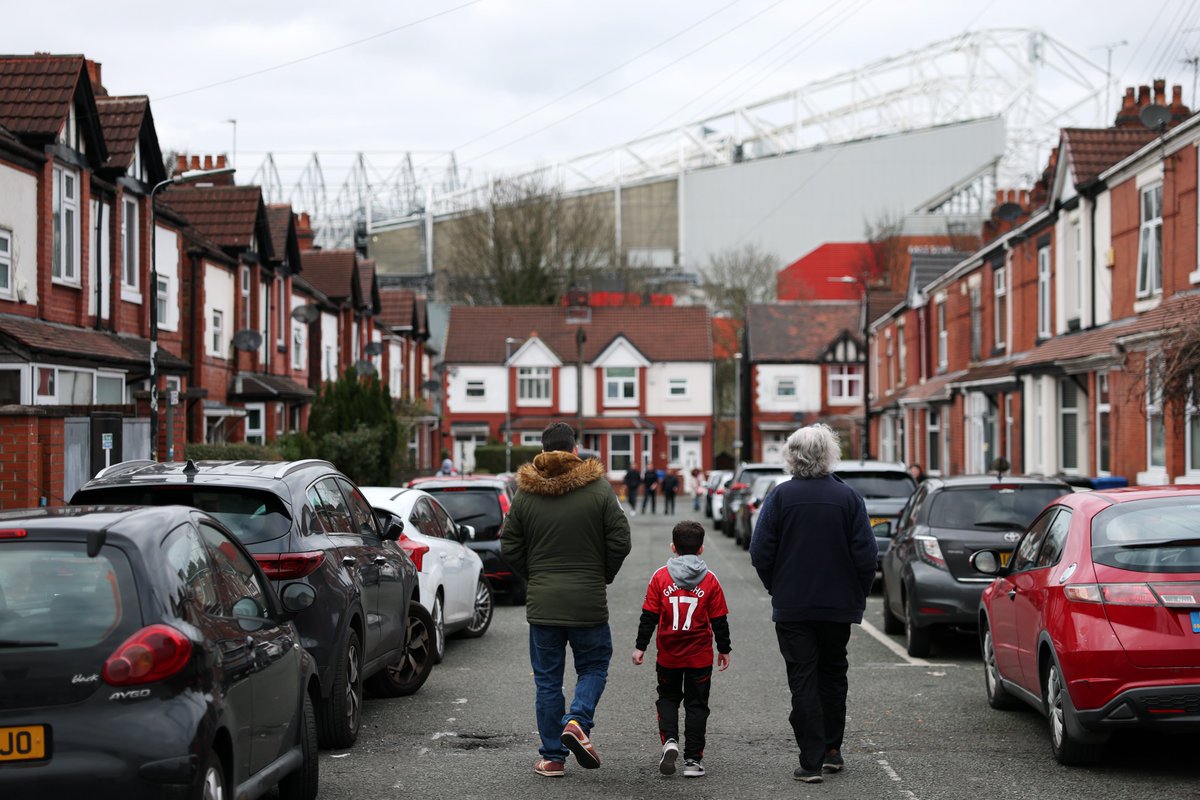 Dos generaciones que tienen que explicarle al niño lo grande que es el Manchester United y cómo lo hicieron mierda