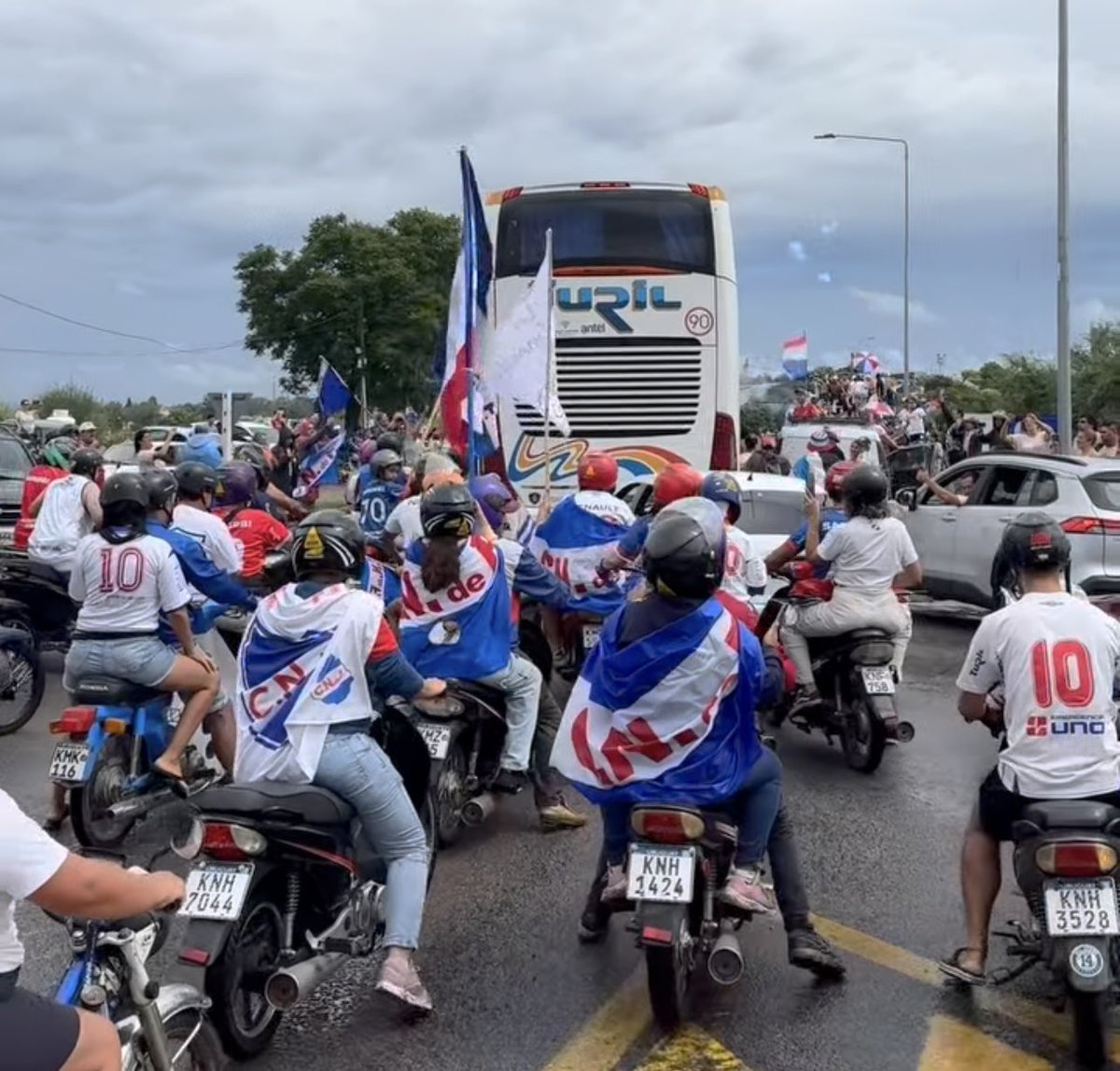 IMPRESIONANTE lo que se está viviendo en Mercedes con la llegada de Nacional. 
Una vez más queda demostrado en el interior, que vivimos en el país de Nacional. 
Ojalá se tome nota y juguemos en los 17 departamentos restantes este año. <a href="/FlaCePer/">Flavio Perchman</a>