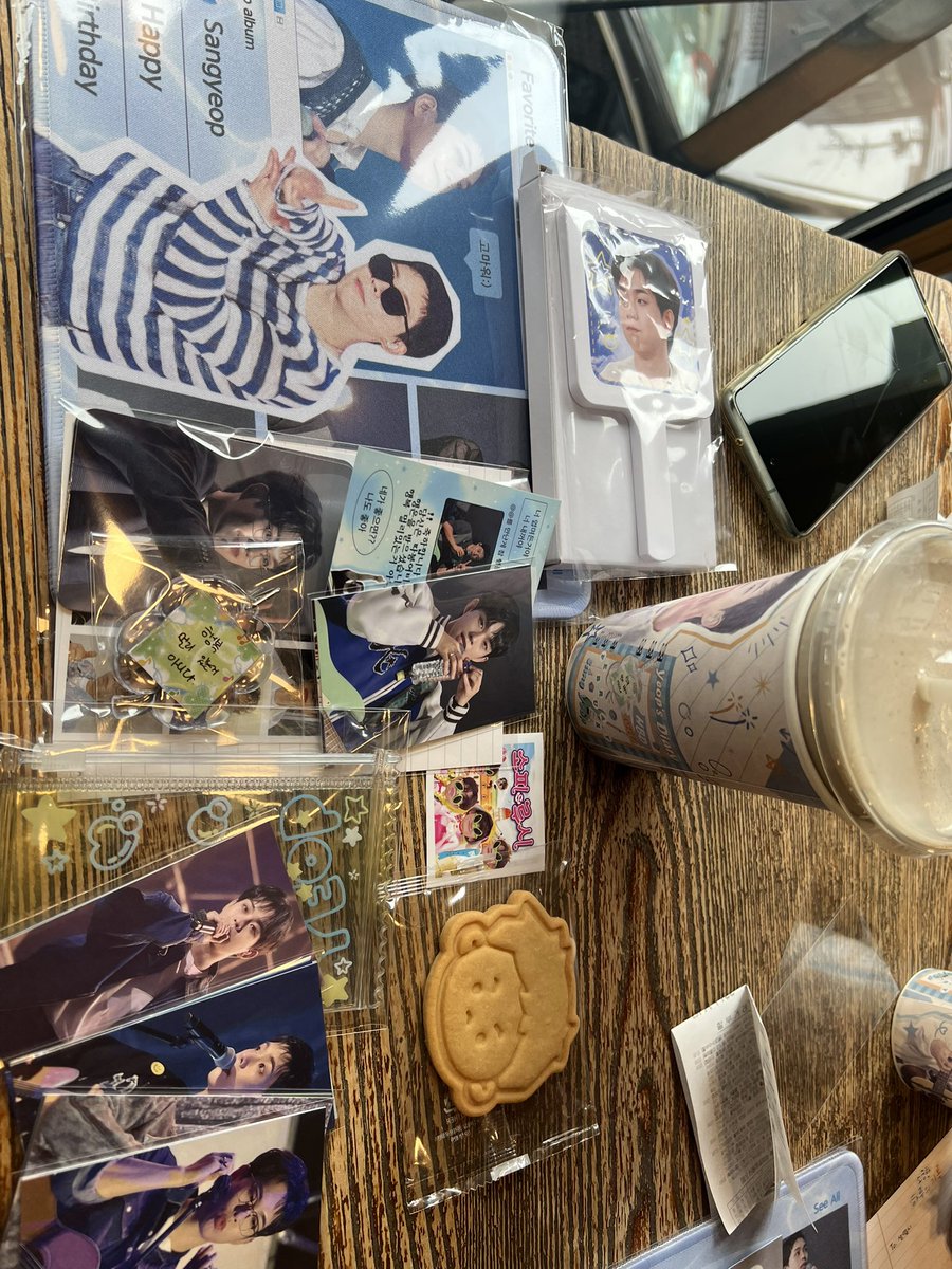 📍카페 쿠
#소중한_하루의_기록 
#낭만_한_페이지_기록중
럭키카드 숨겨저있는것두 좋았고 무엇보다 당첨률이 좋네여헤헤 특전이랑 다 너무 귀엽고 분위기랑 미숫가루 넘 맛있서여🙆‍♂️😊