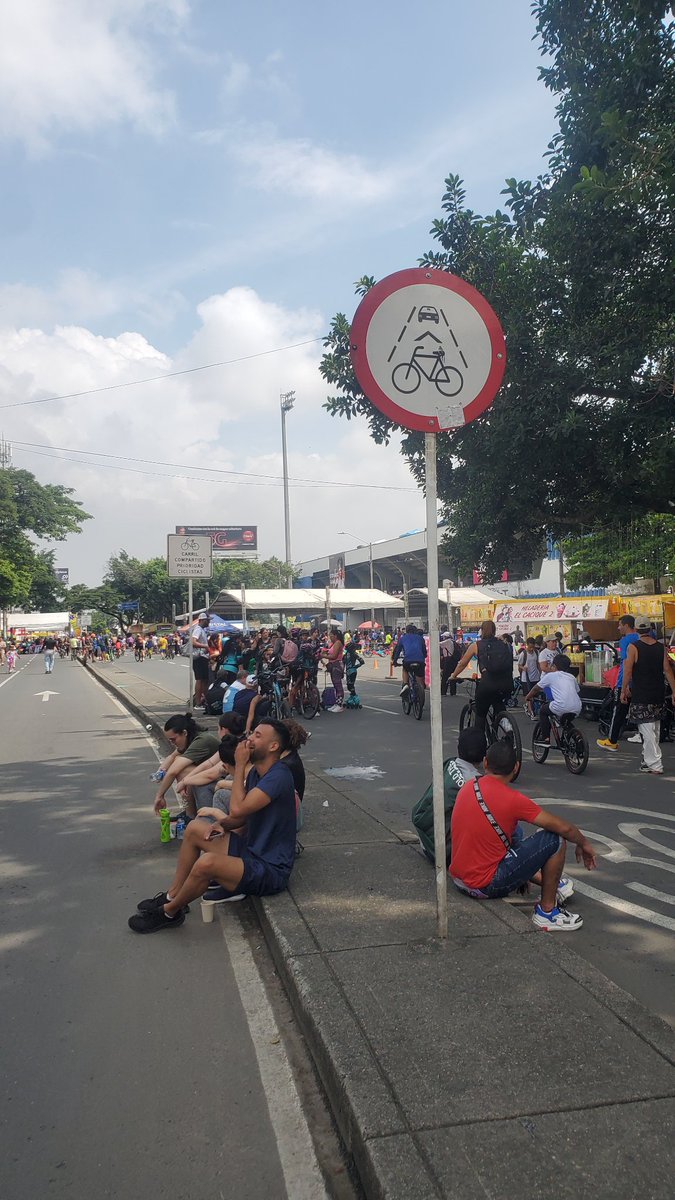¡Ya volvió la ciclovía recreativa dominical! 🥳 Y cuándo vuelve el carril ciclopreferencial que borraron? <a href="/orozcolgustavo/">Gustavo Orozco</a> <a href="/MovilidadCali/">Secretaría de Movilidad de Cali</a> <a href="/Luzavasquezt/">Luz Adriana Vásquez Trujillo</a> <a href="/InfraesCali/">Secretaría de Infraestructura de Cali</a>