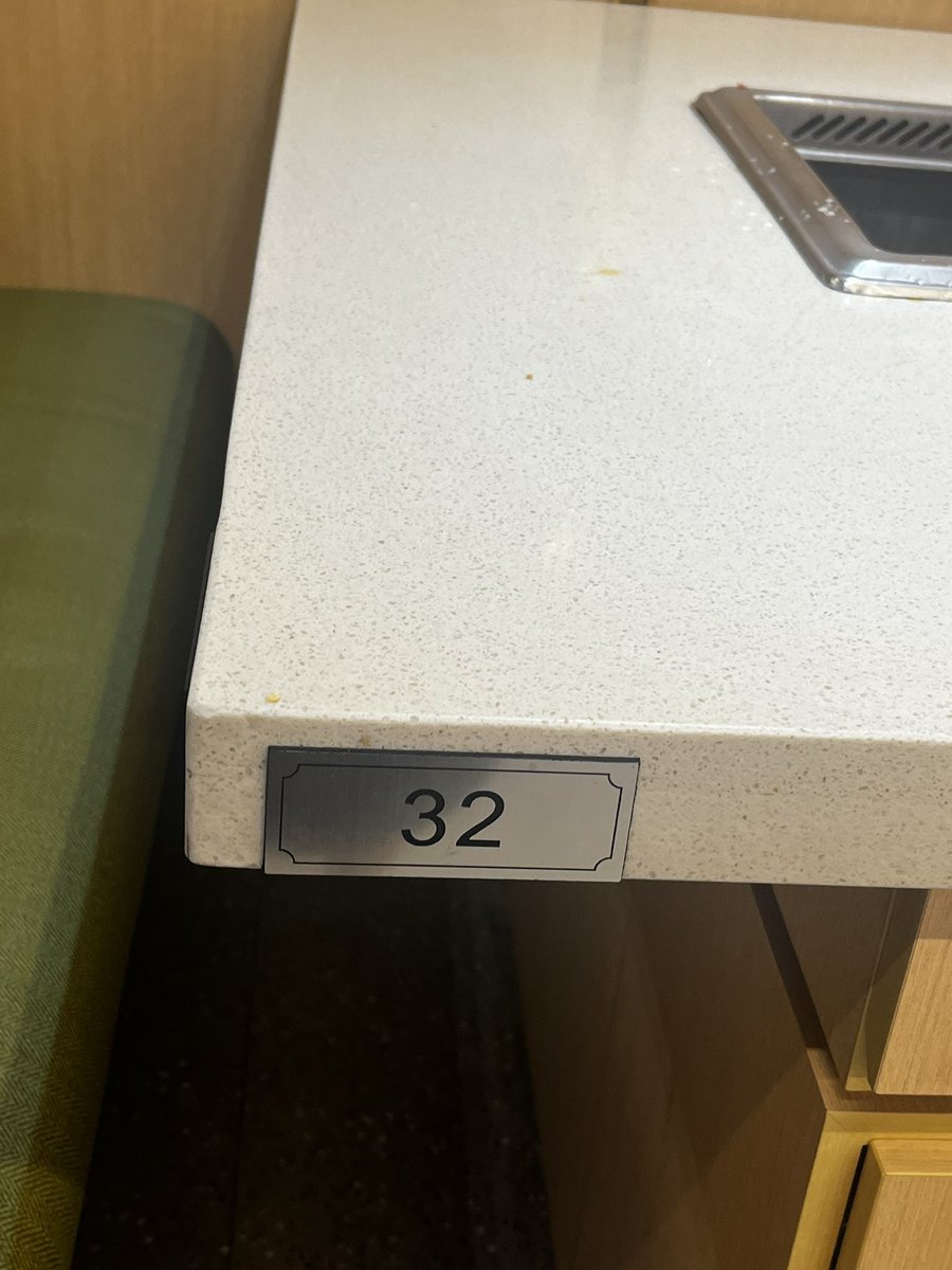 📍 하이디라오 홍대점

삔카투어 2일차 첫 코스는 하이디라오! 근데이제오전10시예약인. 삔탄절에, 우리가 앉은 테이블 번호가 또 마침 32번.. 진짜 미친다..🤤

#빌려온_삔냥이의_생일파티
#빌려온_삔냥이의_훠궈펑요