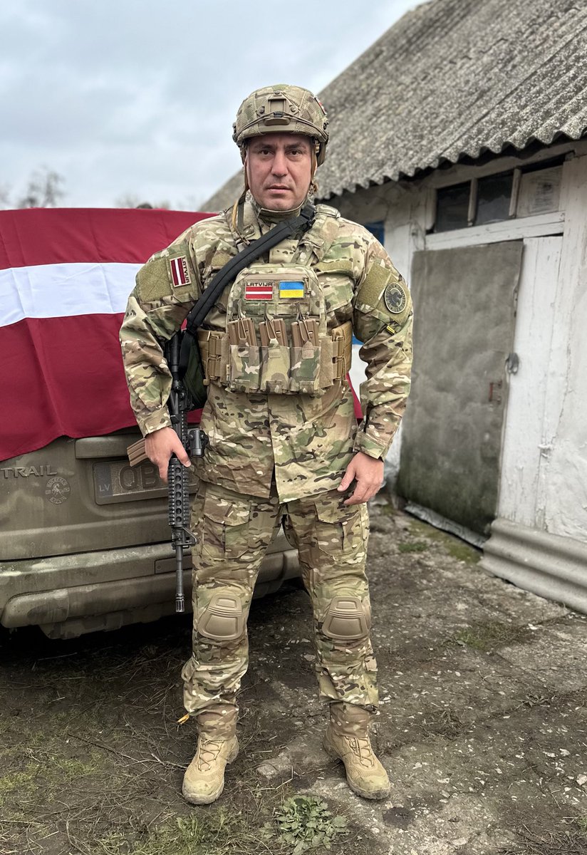 Here's my suit <a href="/JDVance/">JD Vance</a> ! 🇱🇻🤝🇺🇦

#StandWithUkraine