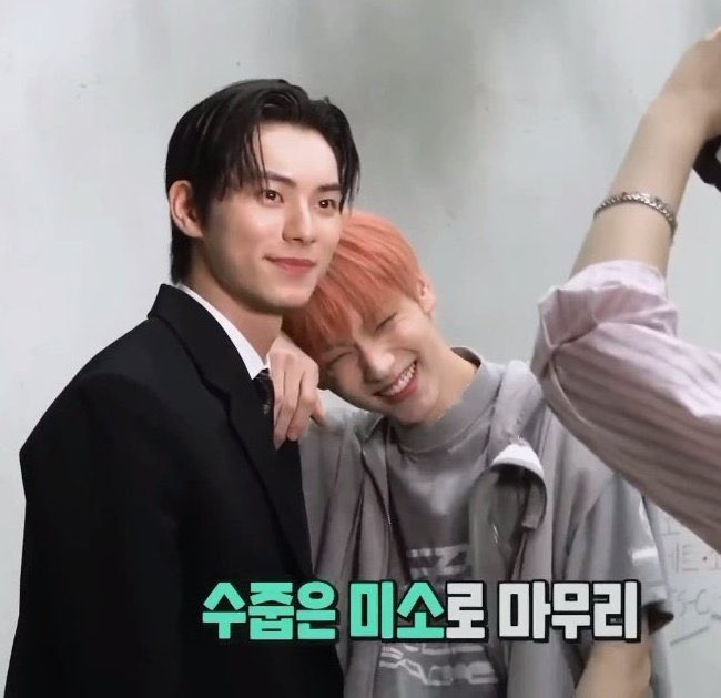 S00BIEB00BIE's tweet photo. now we understand why soobin was GIGGLING https://t.co/ISW1uCIvrE