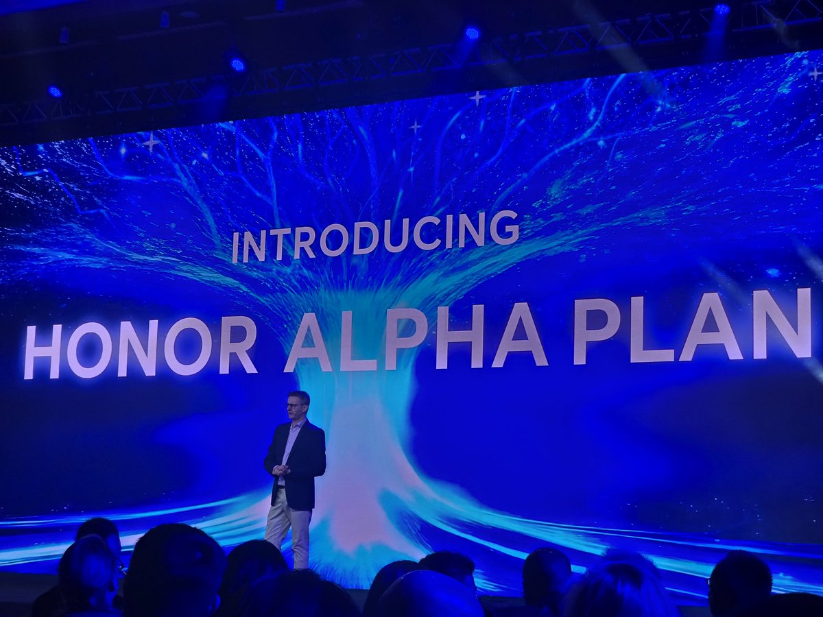 First appearance for new <a href="/Honorglobal/">HONOR</a> CEO , James Li  who will unveil new AI stra
tegy for Honor here at the Honor Alpha plan event @ #MWC2025