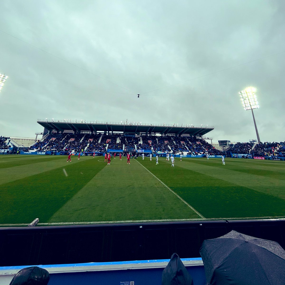 Resumen rapidito:

- 1 tiro a puerta en todo el partido 
- 20 minutos de tiempo de juego efectivo 
- Insultos constantes
- 7 pases rasos en todo el partido 
- Empapado hasta arriba por todos lados
- Gol en el último minuto

ESTO ES FÚTBOL, PAPÁ.