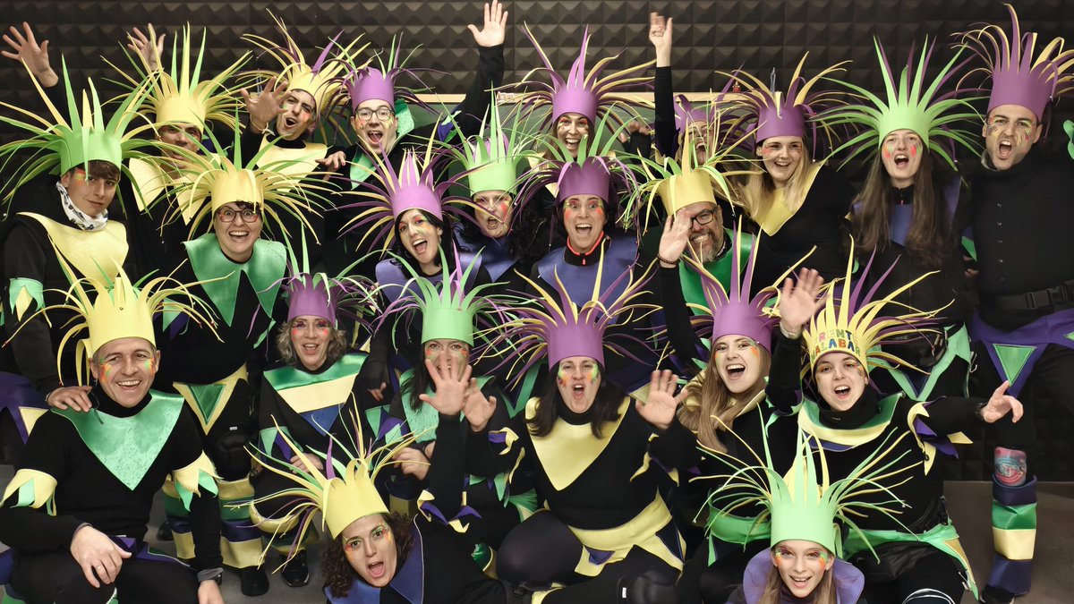 ¡Ayer estuvimos en el carnaval de Navalcarnero! 🥳
A pesar de no poder hacer el pasacalles por la lluvia, pudimos disfrutar un ratito tocando junto a  @batucada_blocoveton @blocoloco_ @blocomanglar 🪘🥁 
Todo con mucha samba!

#carnaval #batucada #samba #sambareggae #navalcarnero