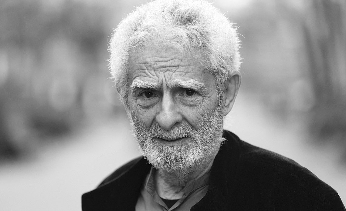 Con el fallecimiento de Juan Margallo nuestro teatro pierde a un referente imprescindible, a una de esas personas buenas y sabias que lo dignificaron con su entrega y compromiso. Un abrazo enorme a sus familiares y seres queridos.