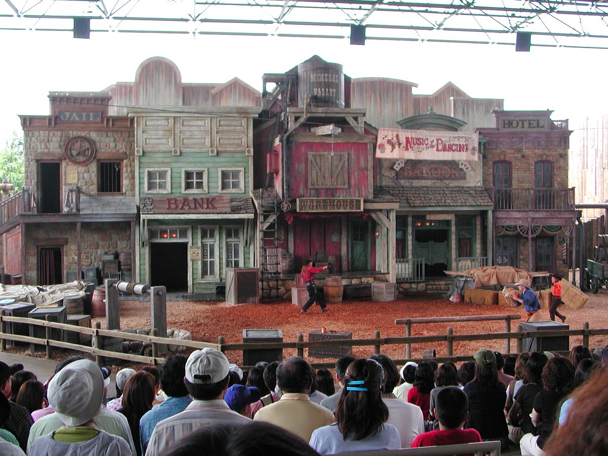 ken_2456's tweet photo. アメリカ映画と言えば西部劇！そんな時代もありましたね。
開園～2005年1月まで存在した「ウエスタンエリア」、その後「ランド・オブ・オズ」を経て現在の「ワンダーランドエリア」となりました。（2001年撮影）
#ウエスタンエリア #USJノスタルジー #USJファン https://t.co/dnyO5dzR3X
