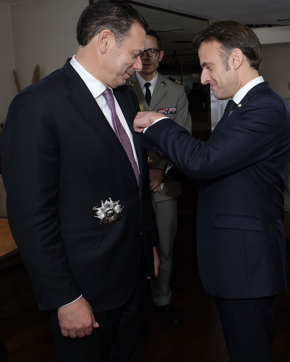 LMontenegro_PT's tweet photo. Uma honra ter sido condecorado pelo Presidente @EmmanuelMacron com a Legião de Honra. Um símbolo da profunda amizade e dos fortes laços que unem Portugal e os portugueses com França e os franceses. 🇵🇹 🇫🇷 https://t.co/GoVhThjH8K