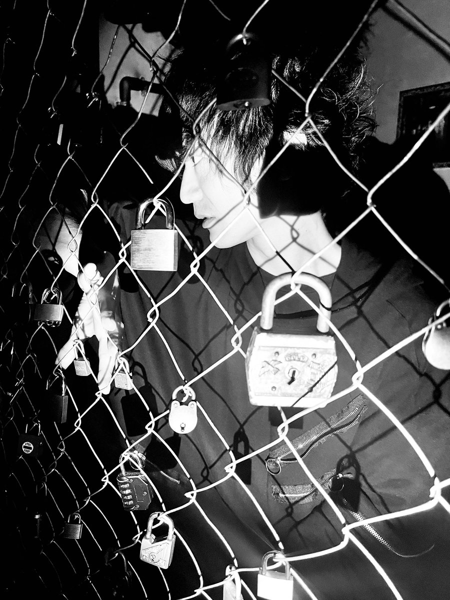 本日も3公演ありがとうございました
あと出演も4/5と4/26の2日間のみ
この鍵師という役、楽しんで大事に演じたいと思います

#DAZZLE
#Unseenyou
#immersivetheatre
#イマーシブシアター
#宮野真守

unseen-you.com