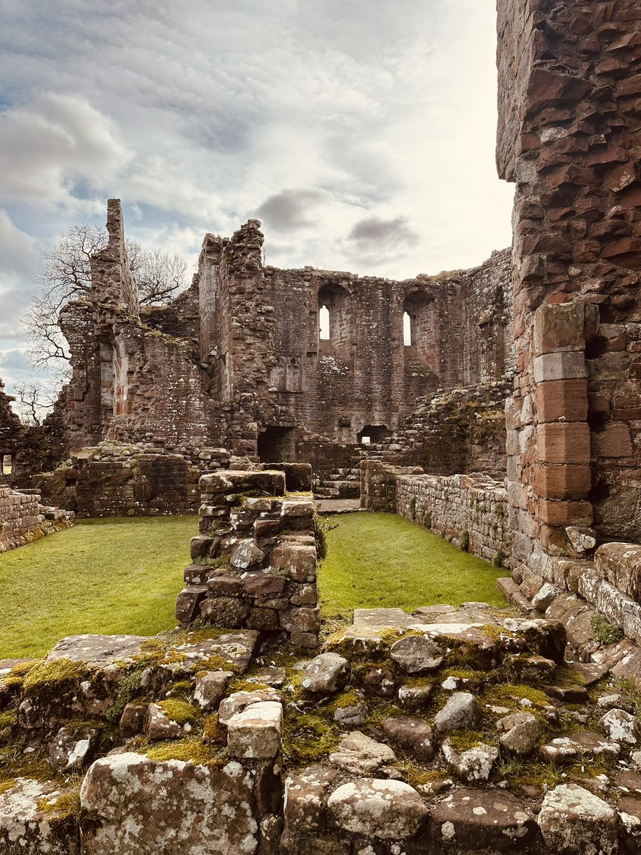 What a delight Brougham castle is 😍 A fantastic visit - the favourite residence of Lady Ann Clifford. Amazing history and the remains of the Roman fort in the field next door. Have you visited any Cumbrian historical sites this weekend? Please tell us!