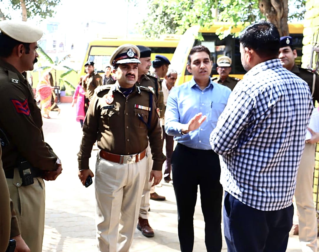 Ensuring Smooth Municipal Elections! 🗳️✅

District Election Officer &amp; Deputy Commissioner Shri Ajay Kumar and Police Commissioner Shri Vikas Arora conducted an inspection of polling stations in Garhi Harsaru, Wazirpur, and Jhund Sarai to assess preparedness and security