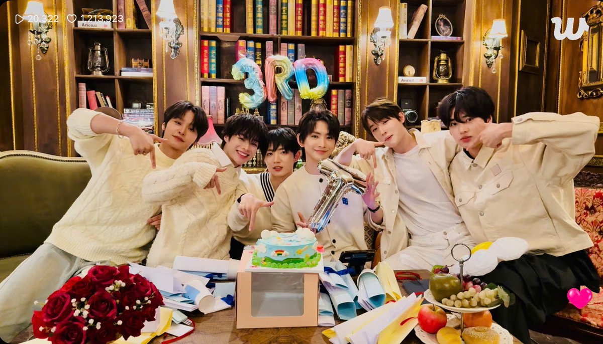 Chimeocua_HB's tweet photo. Mãi là 1 gia đình nhé các chàng trai 🌻🌻♥️
#3rdspring_withTPST
#템페스트 #TEMPEST
#한빈 #형섭 #혁 #은찬 #루 #태래 https://t.co/eu9hg0t0Ge