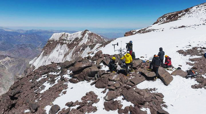 CumbresMagazine's tweet image. Instalan una red de estaciones meteorológicas en el #Aconcagua. Son cinco, en alturas estratégicas para monitoreo climático en tiempo real. Brindarán datos clave para gestión del área protegida, seguridad de expediciones y planificación agrícola. 🏔️🇦🇷
👉 tinyurl.com/29j9bph2