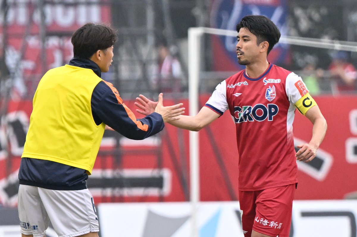 shizusports's tweet photo. #ファジアーノ岡山 の #清水エスパルス でもプレーした #竹内涼、#藤田息吹、#神谷優太、#立田悠悟 の４選手がピッチに立ちました。試合後には清水サポーターにあいさつ。立田選手の目には涙も。かつて岡山に在籍した #梅田透吾 選手は古巣の関係���とあいさつを交わして懐かしむ様子がありました。 https://t.co/srtCdb1ipw