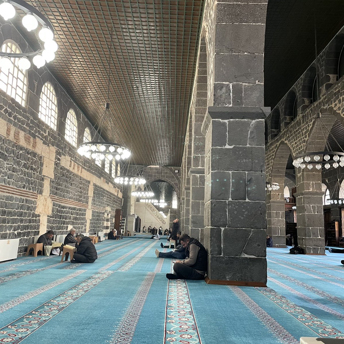 İman edip dünya ve âhiret için yararlı işler yapanlara ne mutlu! Varılacak güzel yurt onlar içindir.

Ra’d süresi/29