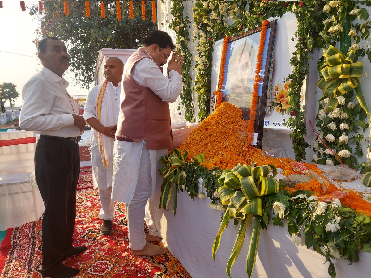 RajeshBhatt73's tweet photo. @LjpBihar के "चिकित्सा प्रकोष्ठ" के प्रदेश अध्यक्ष डॉ अजय कुमार जी के पूज्य पिताजी के निधन उपरांत आज उनके पैतृक ग्राम जहानाबाद जिले के मीराबीघा में आयोजित ब्रह्मभोज में उपस्थित होकर उनके तैलचित्र पर पुष्प अर्पित कर श्रद्धांजलि  दी @iChiragPaswan @LJP4India @LjpBihar https://t.co/CKCWN0zfPD
