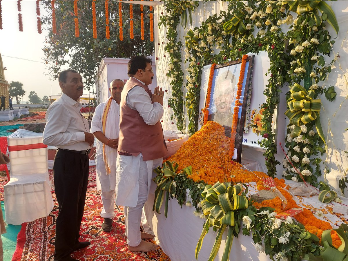 RajeshBhatt73's tweet photo. @LjpBihar के "चिकित्सा प्रकोष्ठ" के प्रदेश अध्यक्ष डॉ अजय कुमार जी के पूज्य पिताजी के निधन उपरांत आज उनके पैतृक ग्राम जहानाबाद जिले के मीराबीघा में आयोजित ब्रह्मभोज में उपस्थित होकर उनके तैलचित्र पर पुष्प अर्पित कर श्रद्धांजलि  दी @iChiragPaswan @LJP4India @LjpBihar https://t.co/CKCWN0zfPD