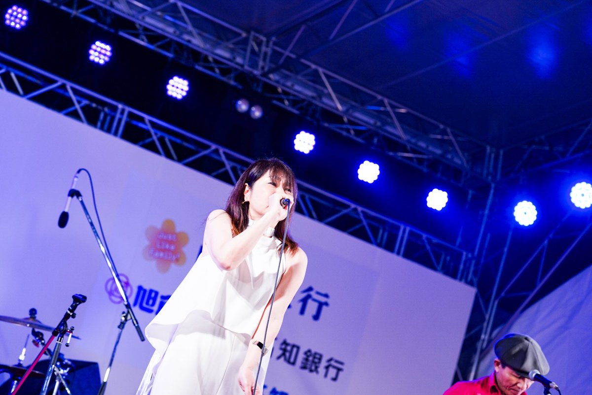 kochi_lalala's tweet image. . 🌸高知街ラララ音楽祭🌸
. ✨ラララ春祭り✨
メインステージトリはテリーズ🎵
流石の貫禄❣️往年の名曲に会場も大盛り上がり❣️ラララ春祭りも終盤✨✨最後まで応援よろしくお願いします✨