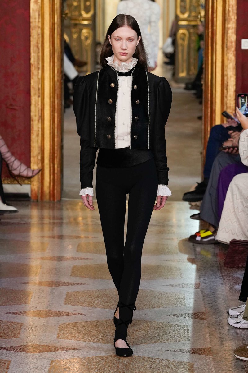 kendam_com's tweet image. Twinset Fall Winter 2025-2026 collection fashion show at Milano Fashion Week FW25 (March 2, 2025) kendam.com/news/fashion-s…

#Twinset #FW25 #AW25 #Runway #Milano #FashionWeek #Kendam
