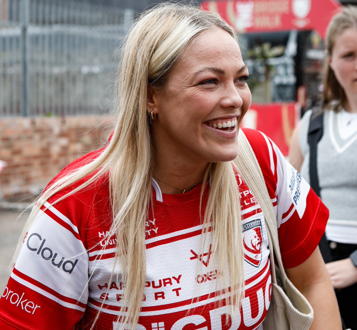 gloshartpury's tweet photo. 🤳 @kelseyjadejones will be on our socials today taking you through everything going on at Queensholm with Vodafone! 👸

🍒🐻 #GLOvBRI https://t.co/NwSPF3uq7N