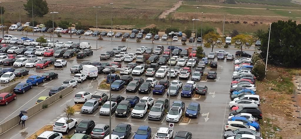ChusoMu's tweet photo. @MurciaPolicia 

Por favor hagan algo en el parking que hay detrás de la tribuna lateral del Estadio Enrique Roca, en frente de las taquillas.  Colapsan las salidas aparcando partido tras partido. Imposible sacar el coche . https://t.co/WzdhVZJOEr