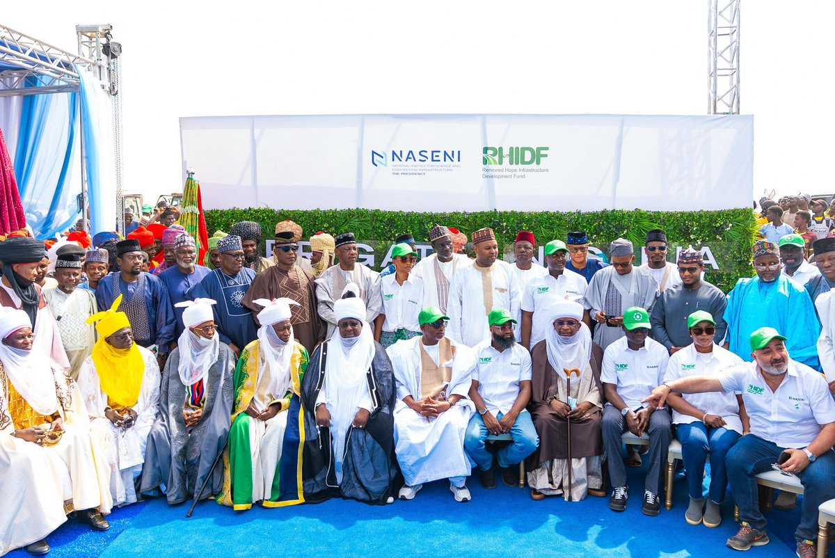 KSHalilu's tweet image. President @OfficialABAT’s #RenewedHope manifesto promised to transform agriculture with modern irrigation technology for year-round food production.

Today, that promise becomes reality with the launch of Irrigate Nigeria in Gamawa, Bauchi—powered by RHIDF and implemented by…