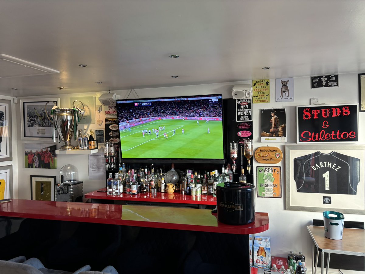 4 miles in the bank today 
Walking into spring for The Gordon Cowan Memorial and Beatson Cancer Charity
Now onto a super Sunday in Studs &amp; Stilettos's 

JustGiving link below 
Thank you 💛🙏🏽🖤

justgiving.com/page/andy-rome…