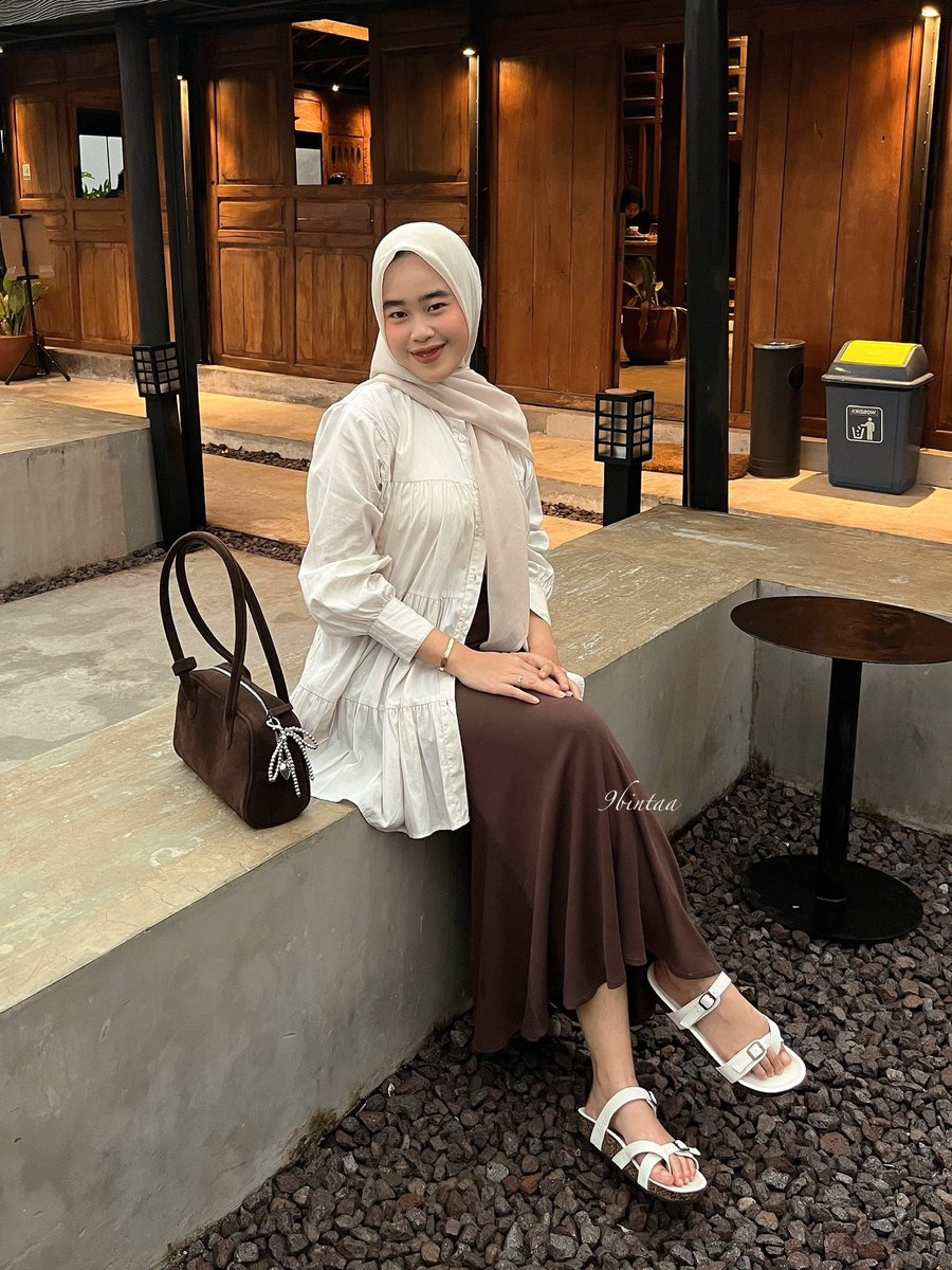 9bintaa's tweet photo. —geoni sendal

white https://t.co/xUCeDLCo37

panjang kakiku 24,5cm pake size 39 ya. jadi ambil true size ajaa! modelnya cakep bgt, asli udah jd my go to sendall!! gampang di bersihinnn😁🫶🏻 minus sedikit beratt

ada 3 warna, hitamnya jg avaiable. bagian strap bisa di adjust yaa. meluk kaki bgt jd super nyamann