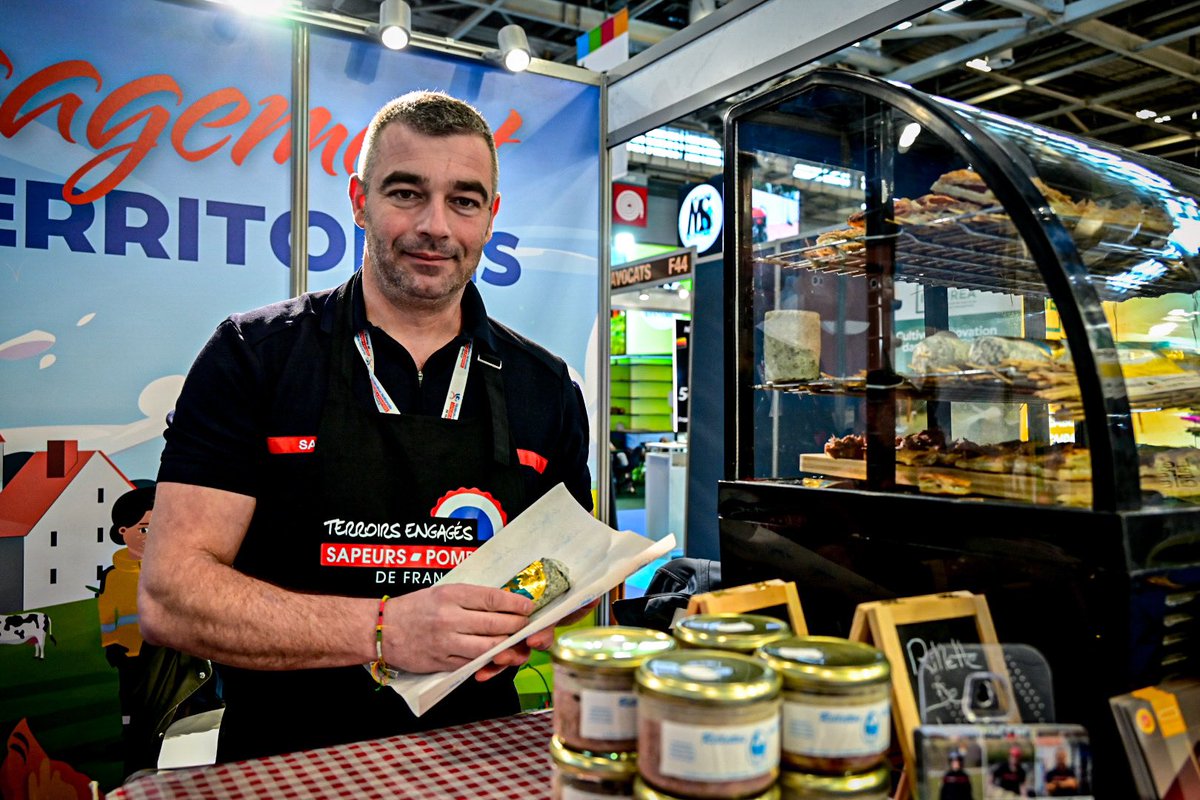 PompiersFR's tweet photo. #SIA | Kevin est éleveur de chèvre et fromager depuis 6 ans. Il est également sapeur-#pompier depuis 26 ans 

« Les terroirs nous permettent de valoriser notre activité professionnelle et notre activité de volontaire » https://t.co/qIdvvc4yYy