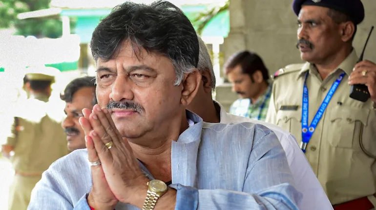 TeluguScribe's tweet photo. కర్ణాటక డిప్యూటీ సీఎం డీకే శివ కుమార్ మీద సంచలన ఆరోపణలు

చంద్రబాబు నాయుడు, రేవంత్ రెడ్డి బంధువుల వద్ద కమిషన్ తీసుకొని డీకే శివ కుమార్ కర్ణాటకలో కాంట్రాక్టులు ఇప్పిస్తున్నాడు అంటూ లోకాయుక్తకు లేఖ రాసిన కర్ణాటక ఎమ్మెల్యే మునిరత్న

ఎవరో చనిపోతే కేటీఆర్ ఎందుకు ఈ విషయంలో విచారణ చేయమని అడగట్లేదు అని మాట్లాడిన రేవంత్ రెడ్డి, ఈ బెంగళూర్ కాంట్రాక్టుల విషయంలో రేవంత్ రెడ్డి తన పై విచారణ చేయమని అడుగుతాడా?

సొంత పార్టీ ఎమ్మెల్యేనే ఆరోపణ చేసి లేఖ రాస్తే కేంద్ర బీజేపీ ప్రభుత్వం ఎందుకు ఎంక్వైరీ చేయట్లేదు - మన్నే క్రిశాంక్