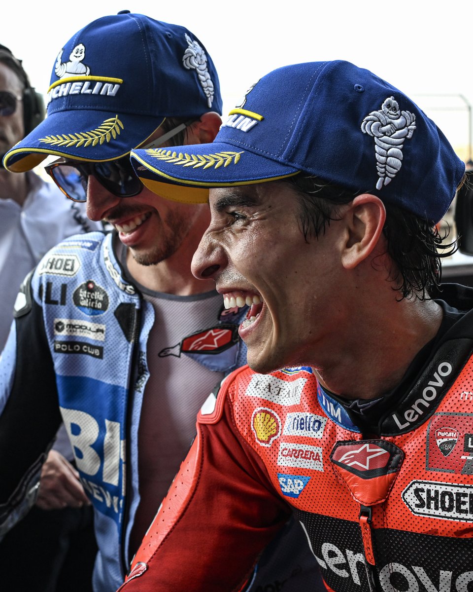 DAZN_ES's tweet image. Fotos nuevas para el salón de casa de los Márquez 🖼️

@marcmarquez93 @alexmarquez73