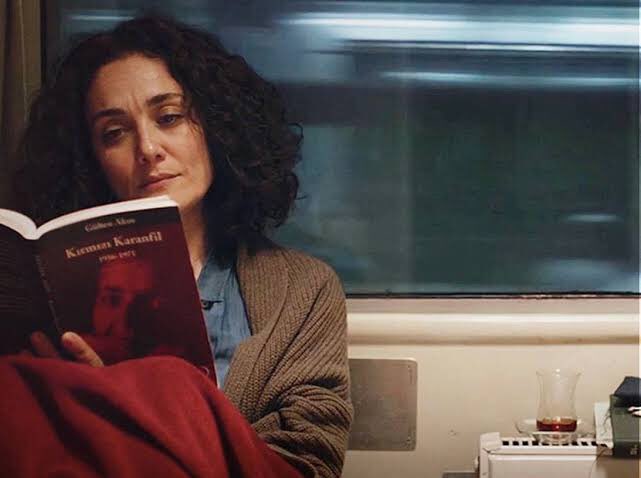 “beni çocukken bir fotoğraftan çağırdılar, vardığımda hüzünlü bir genç kadındım.”