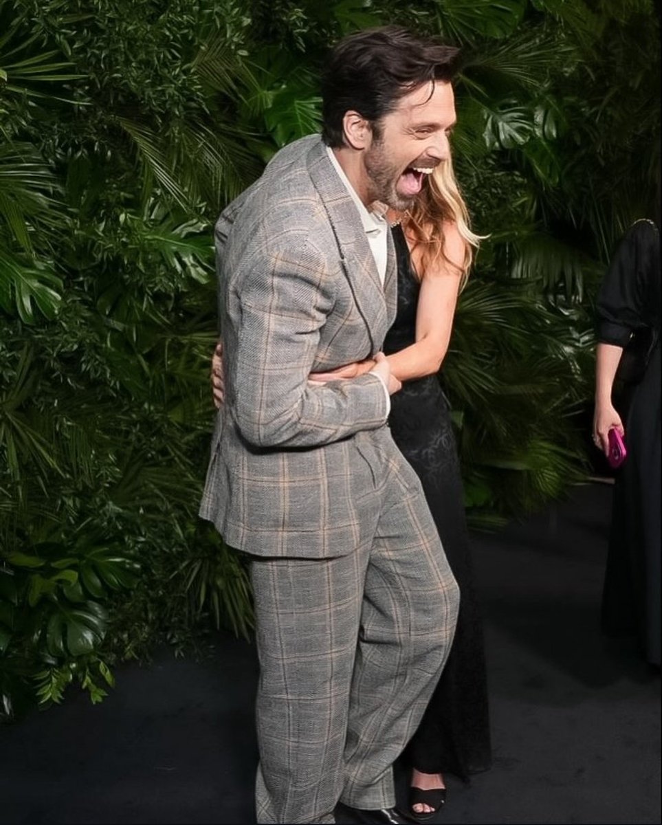portalsebstan's tweet photo. 📸 | sebastian stan and his girlfriend annabelle wallis in a tickle attack 💙🤏🏻 https://t.co/nXMUg2B4mq