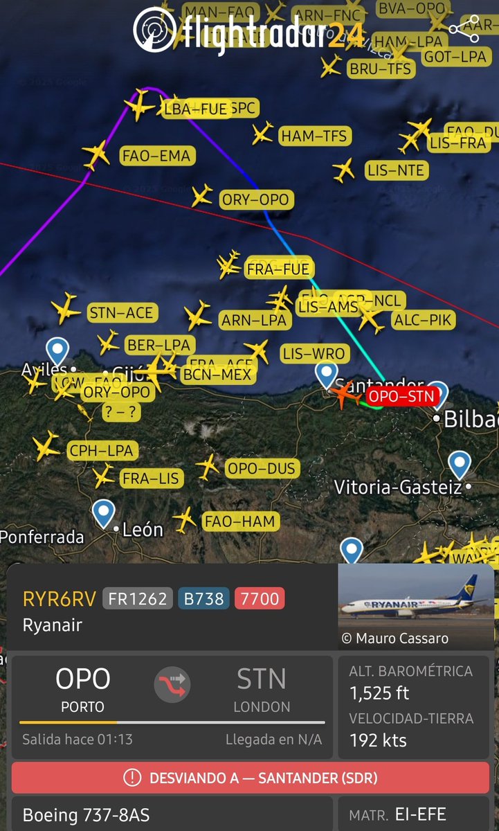 controladores's tweet photo. La tripulación del vuelo entre Oporto y Stansted notifica pasajero con problemas médicos graves y necesitan desviarse de urgencia al aeropuerto de #Santander. Les facilitamos descenso continuado y aproximación directa a pista 29 mientras se coordina la asistencia médica en tierra con el aeropuerto. 
Deseamos pronta recuperación al pasajero.