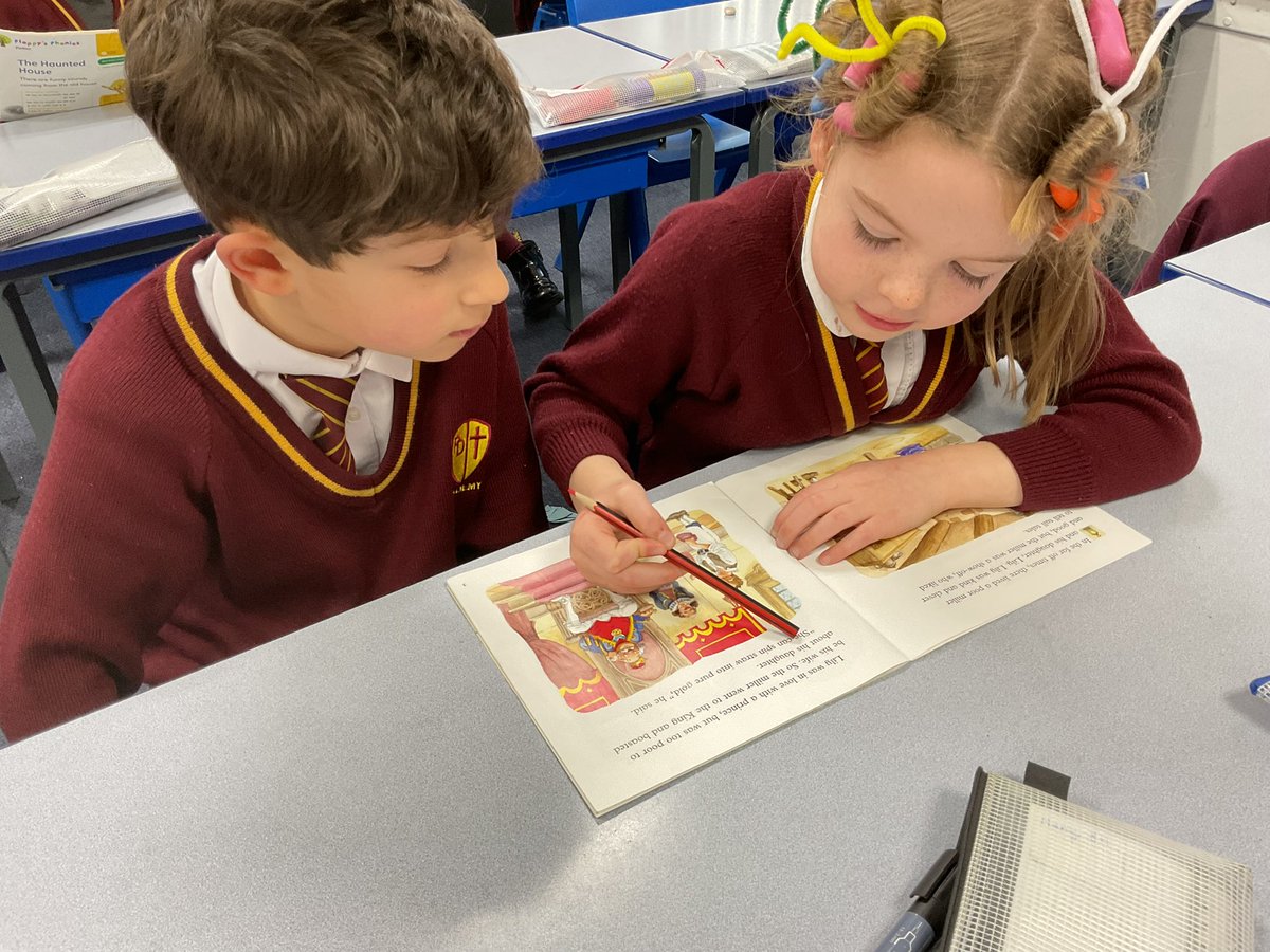 PDA_Y2's tweet image. Developing our reading skills with our partners. #pdaenglish #pdareading