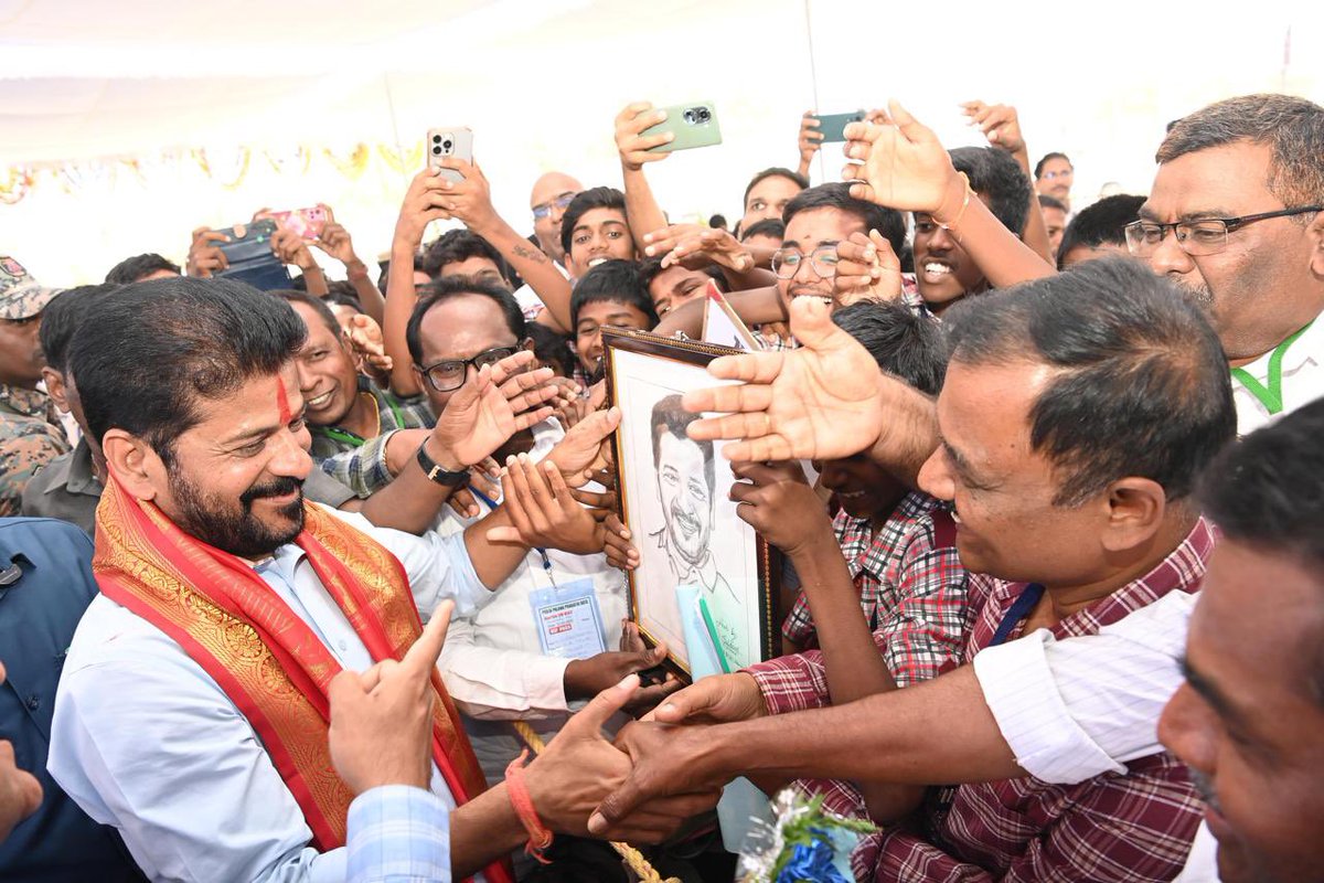 revanth_anumula's tweet photo. వనపర్తిలో…
ఒక నాటి జ్ఞాపకాలు…
నేటి ఆత్మీయ స్నేహ హస్తాలు.
అందరిలో ఒకడినై…
అందరికీ ఒక్కడినై…

#Wanaparthy https://t.co/3xsY9LCcLG