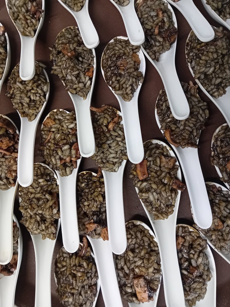 ¿Qué sería de los domingos sin arroz? Pinchín de arroz negro con calamares y langostinos, cortesía de La Guarni con sus amigos cada domingo de Mercáu. Maridando con vuestra bebida preferida.